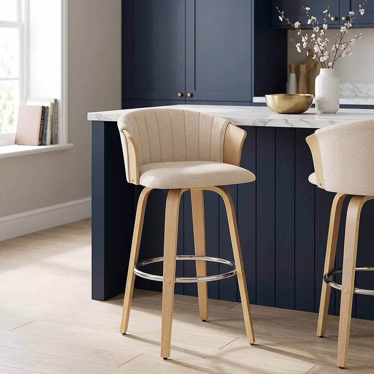 Taburete de bar Coral en roble y tela beige