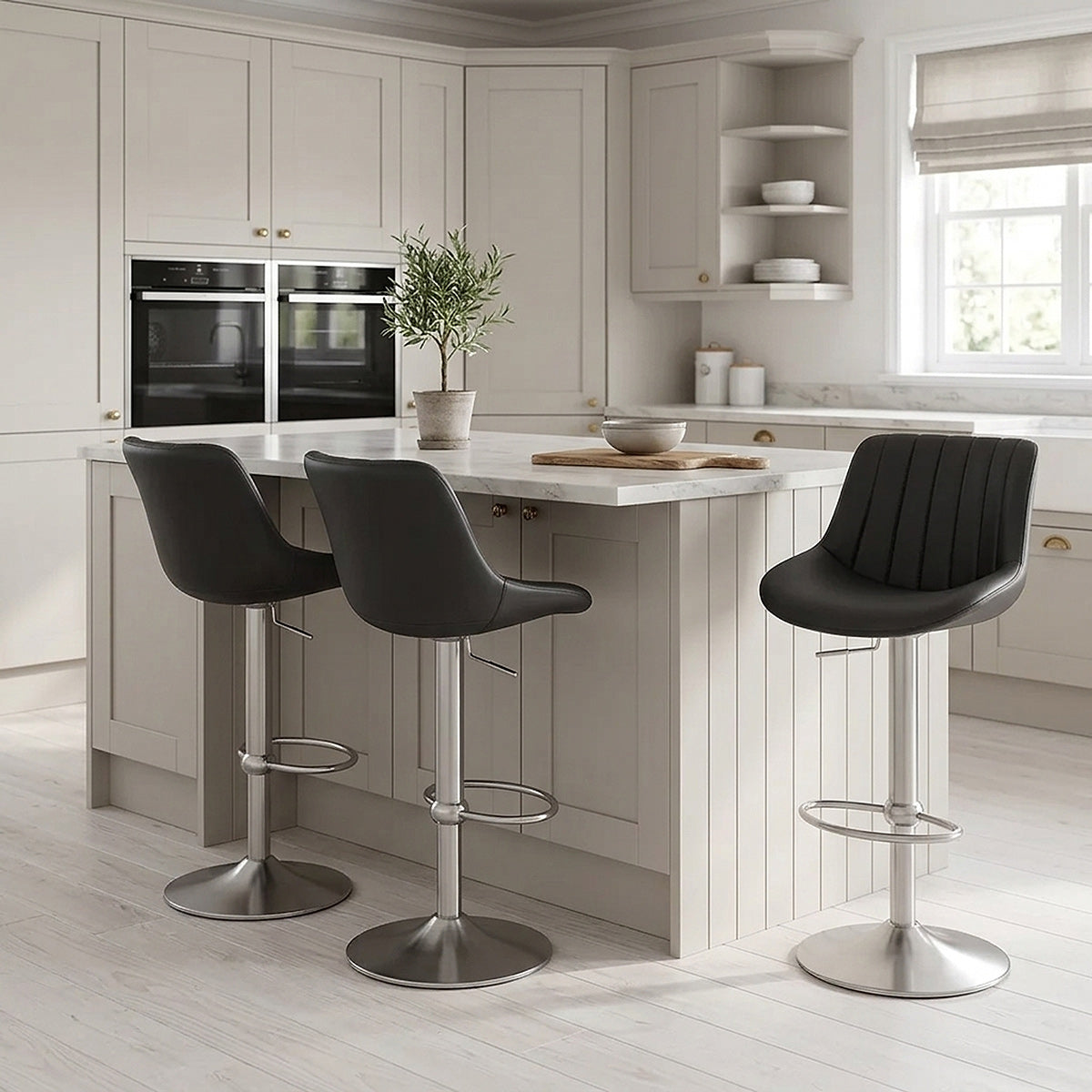 Taburete Cuero Real - Versailles Negro
